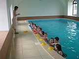 v hotelovém bazénu
